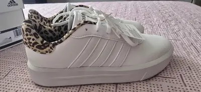Zapatillas blancas con estampado leopardo - miniatura 1