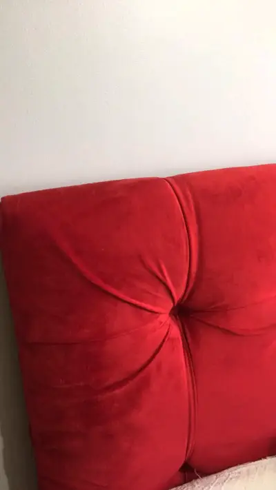 Respaldo de cama rojo - miniatura 1