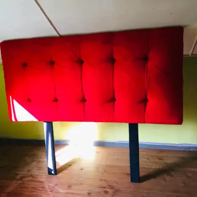 Respaldo de cama rojo - miniatura 2