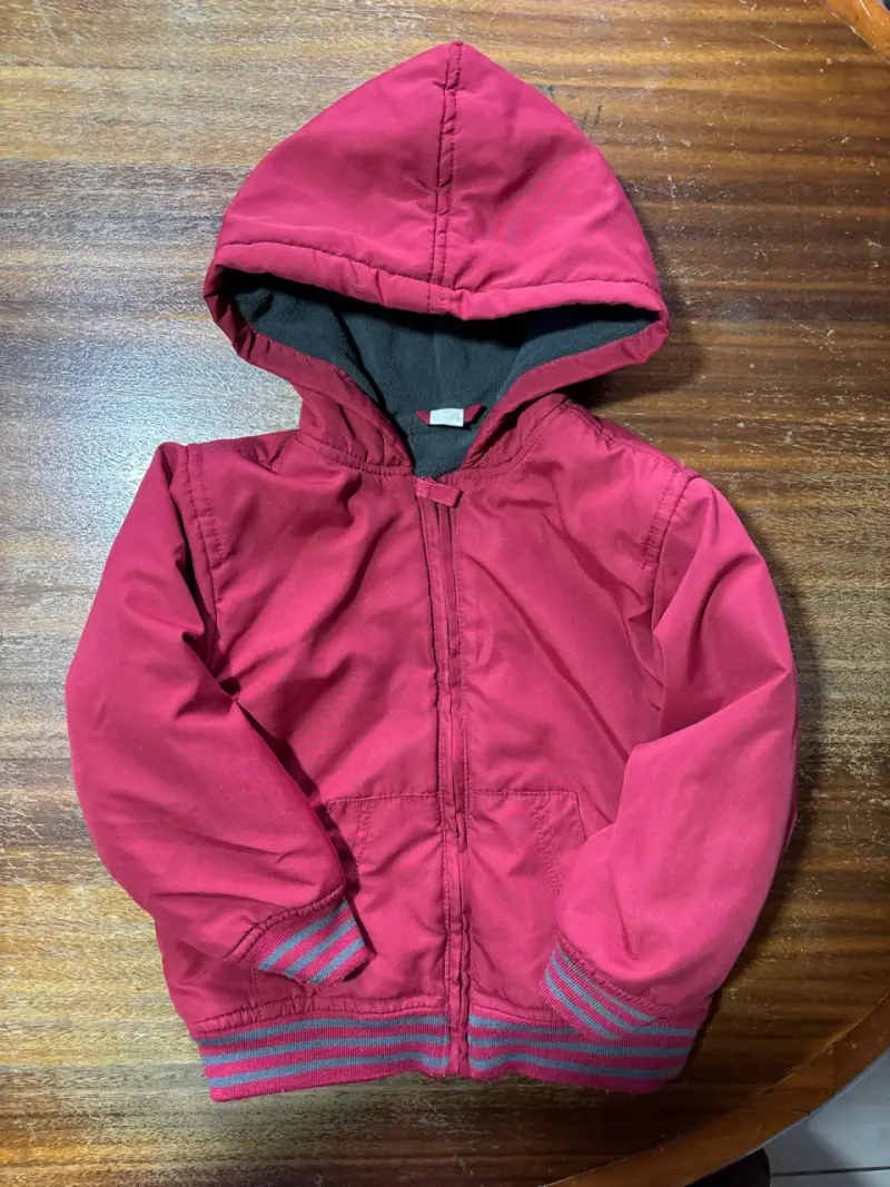 Chaqueta Yamp roja con capucha para niño