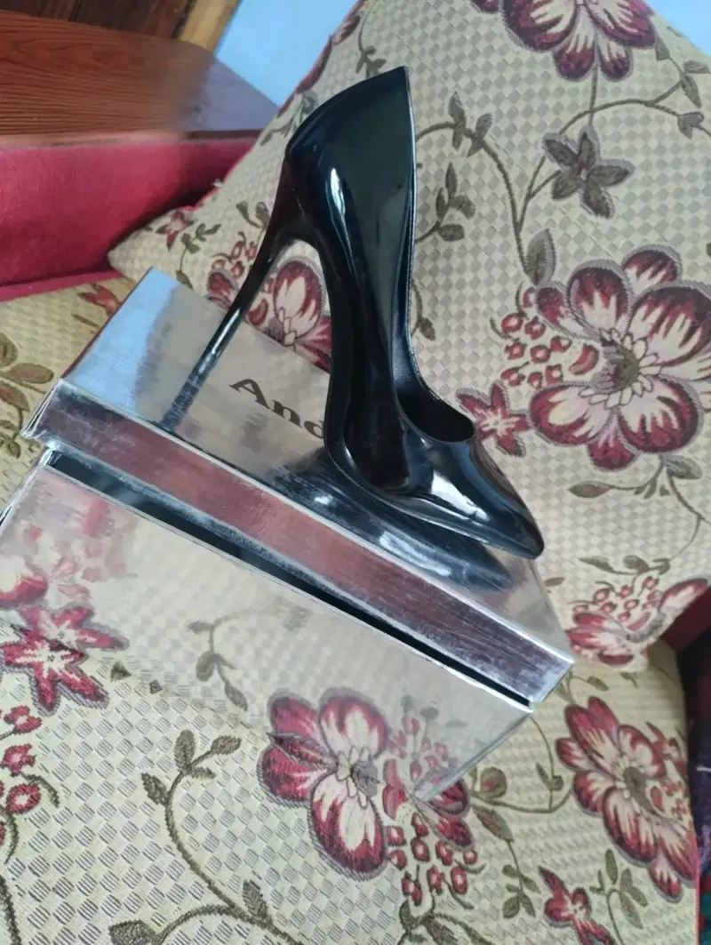 Zapato de tacón negro