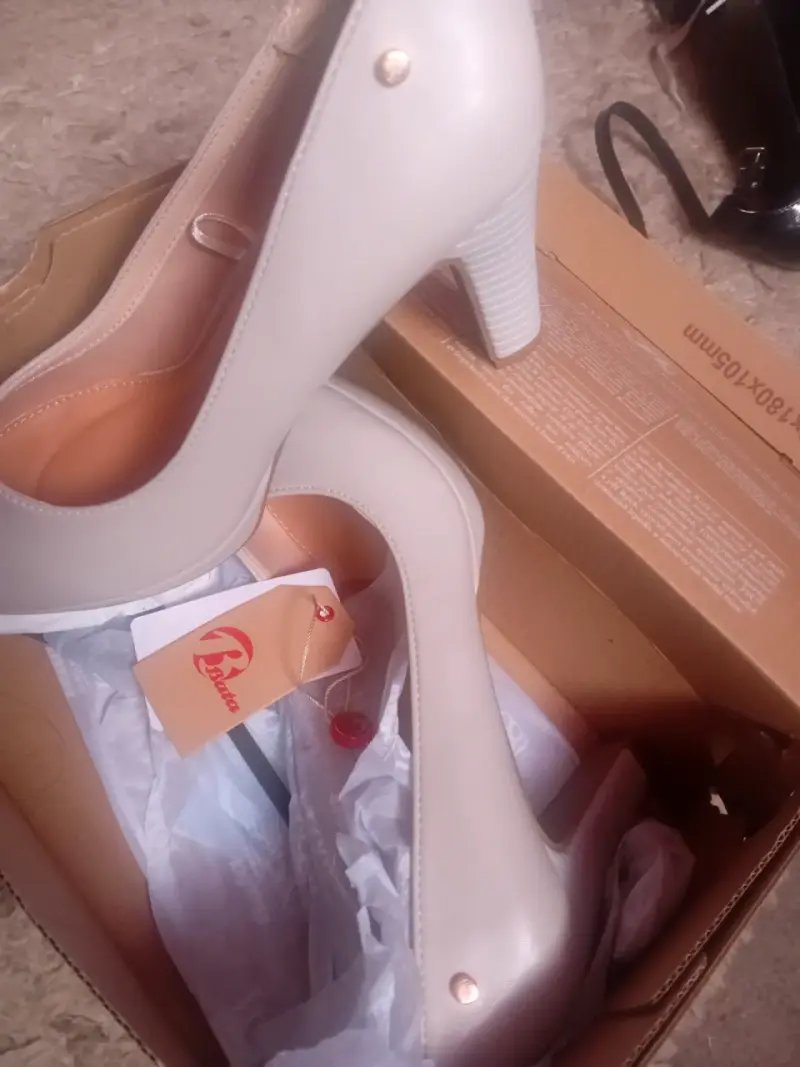 Zapatos de tacón beige nuevos