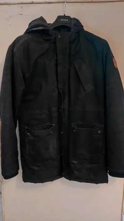 Parka negra con capucha - miniatura 1