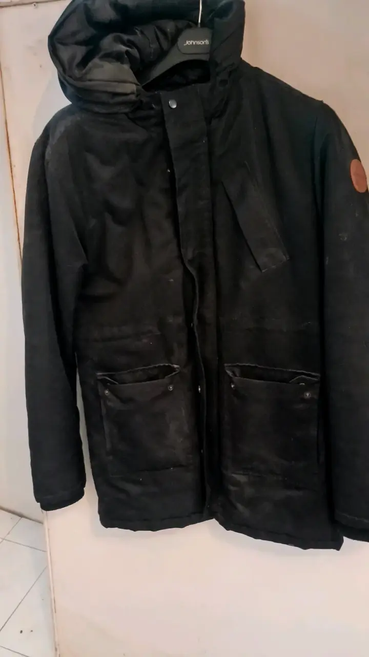 Parka negra con capucha - 2