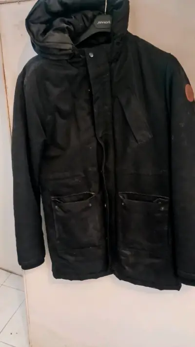 Parka negra con capucha - miniatura 2