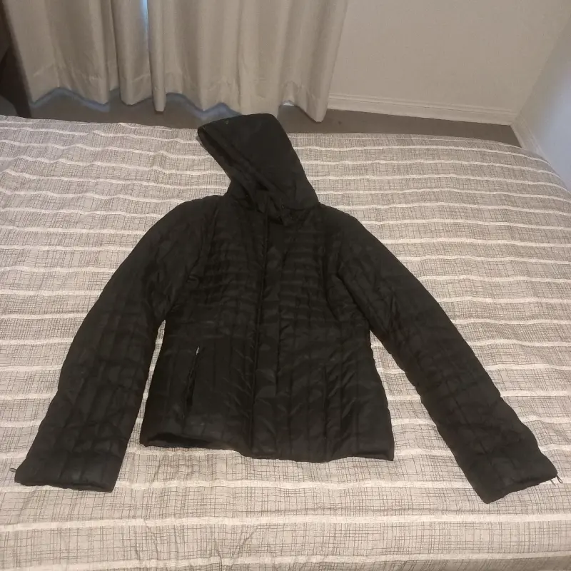 Chaqueta acolchada negra con capucha