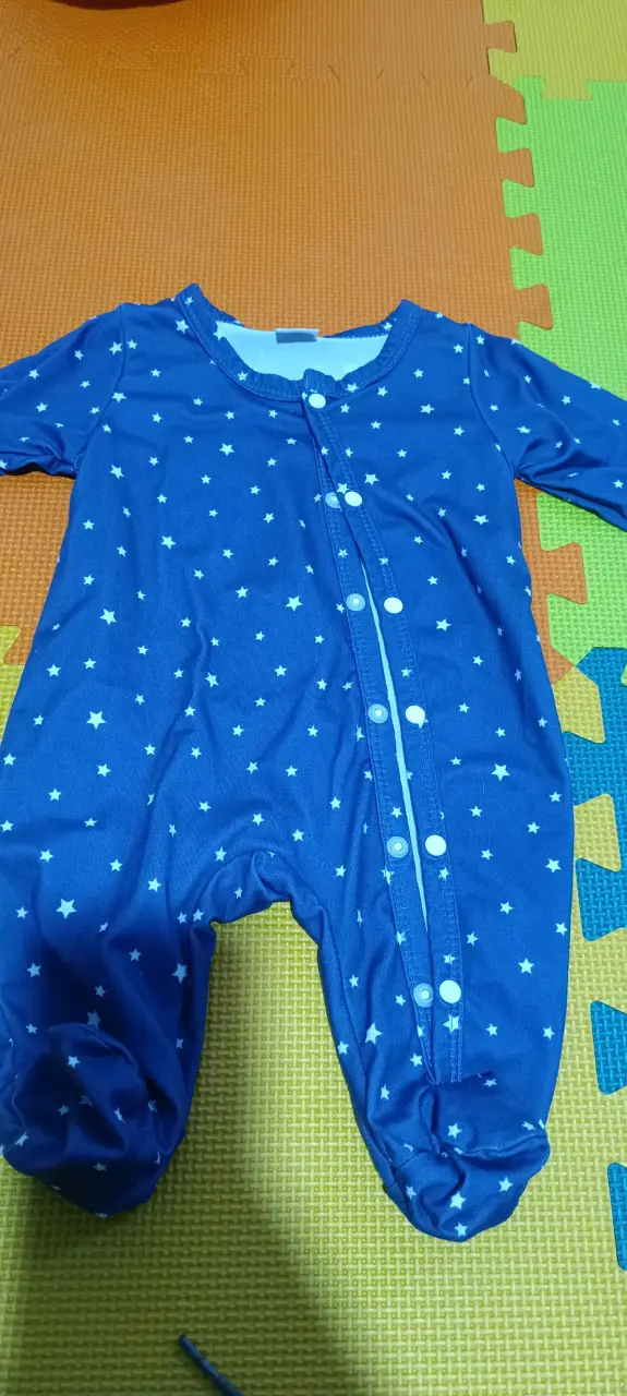 Enterito de bebé azul con estrellas