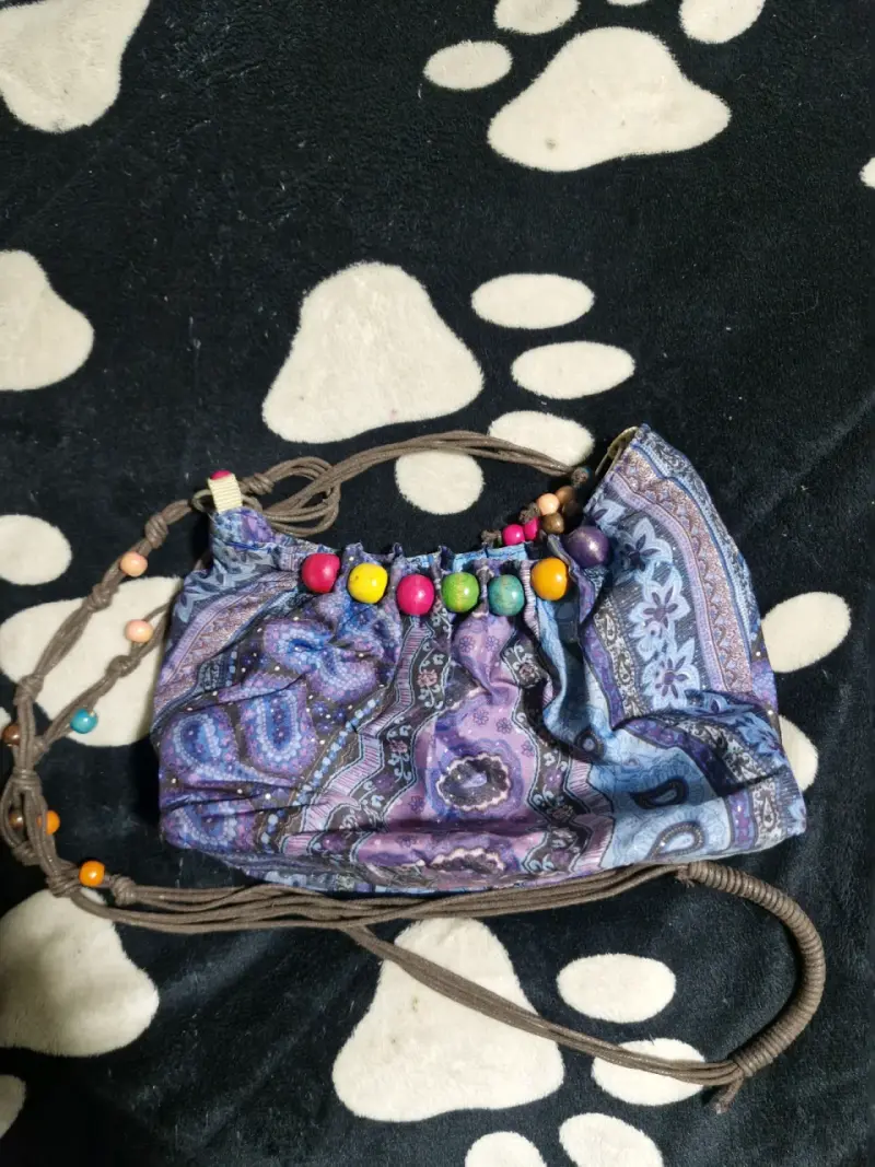 Bolso con cuentas coloridas