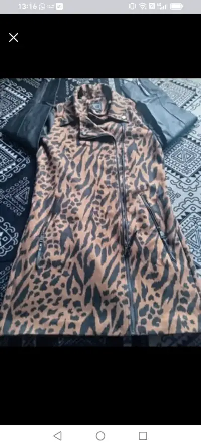 Abrigo leopardo con mangas cuero - miniatura 3