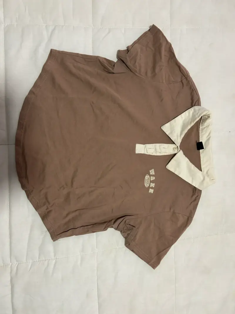 Polera polo marrón y beige
