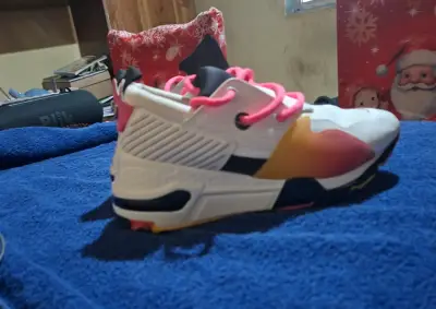 Zapatillas deportivas blancas y rosas - miniatura 1