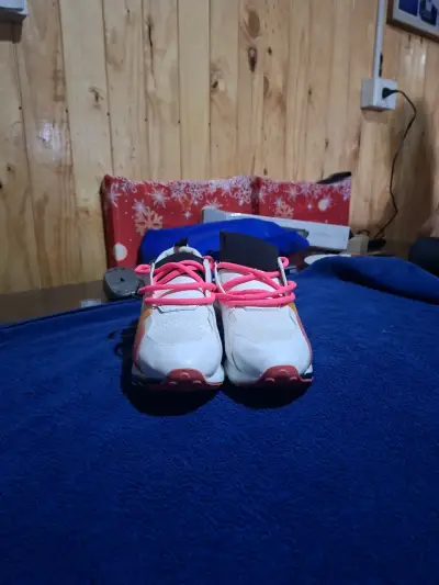 Zapatillas deportivas blancas y rosas - miniatura 2