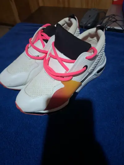 Zapatillas deportivas blancas y rosas - miniatura 3