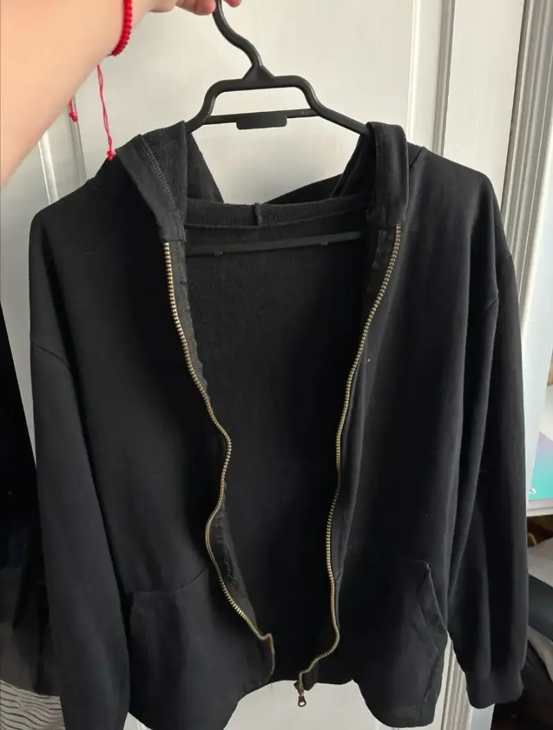 Polerón negro con capucha