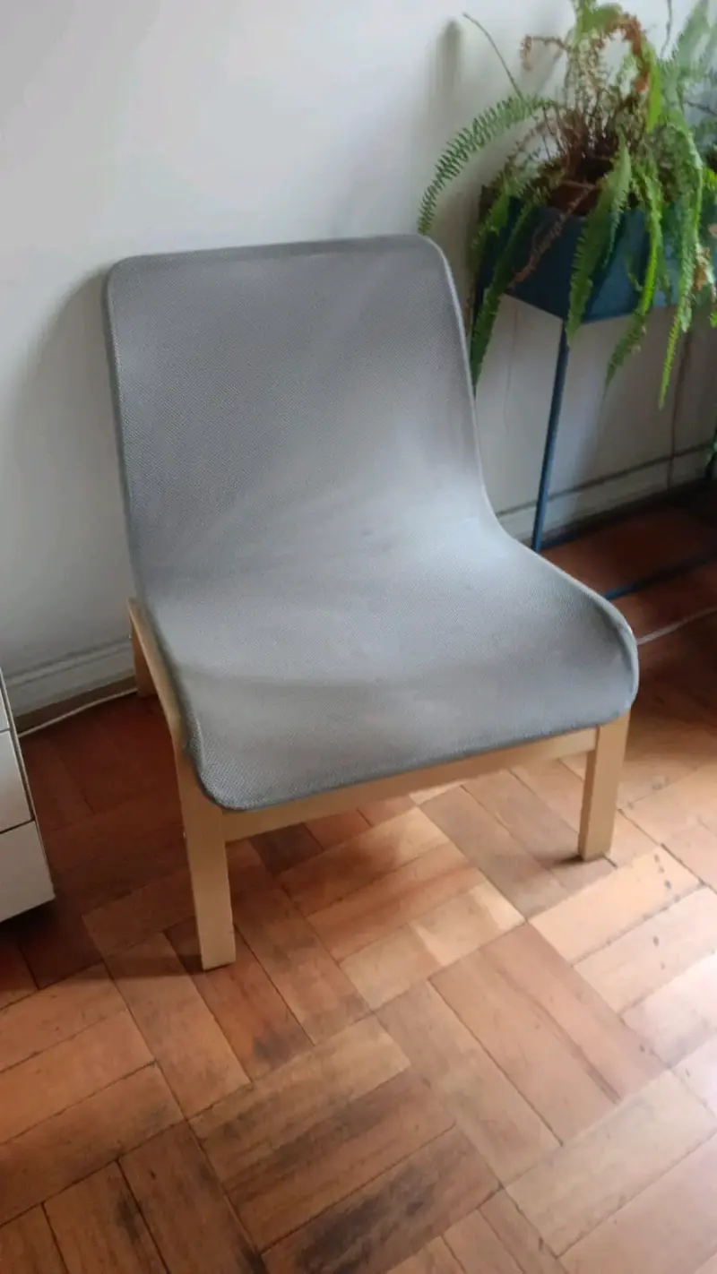 Silla gris moderna