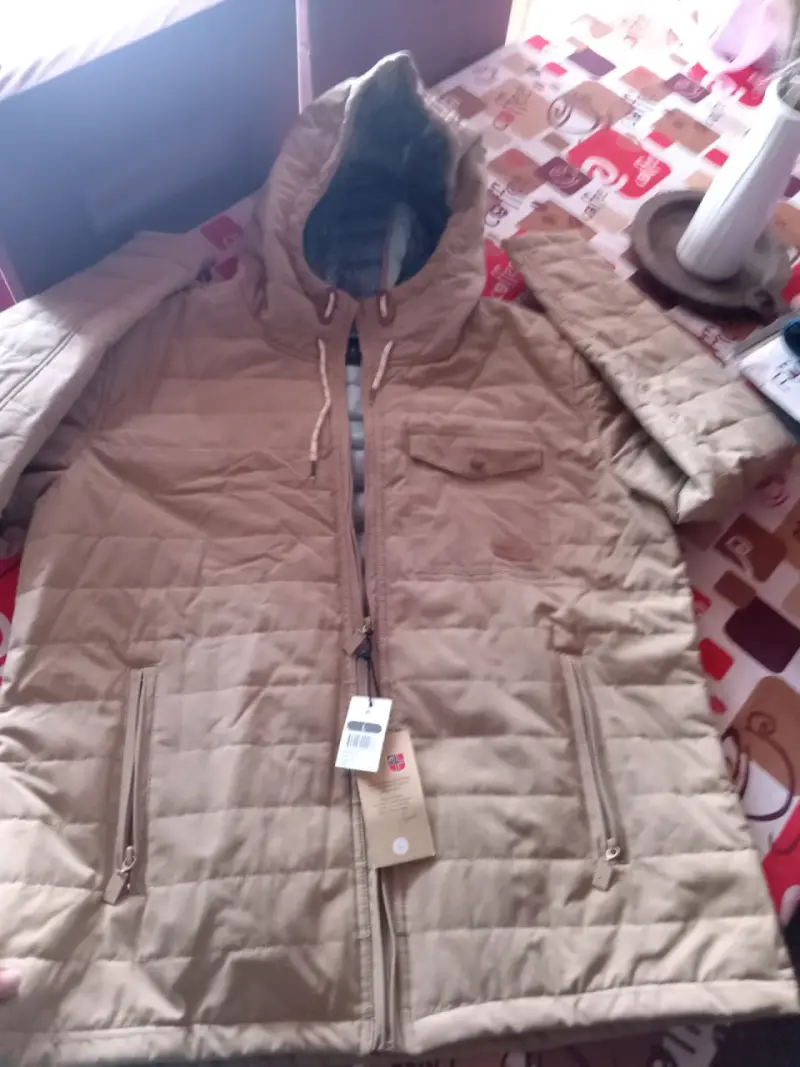 Chaqueta acolchada beige con capucha - 1