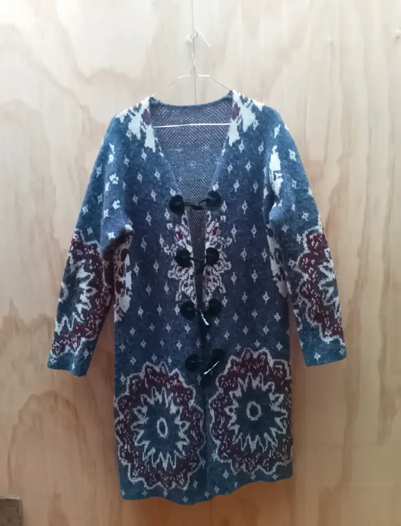 Cardigan azul con diseño floral
