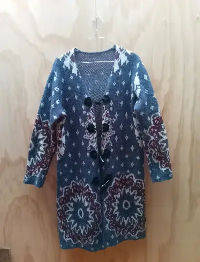 Cardigan azul con diseño floral - miniatura 1