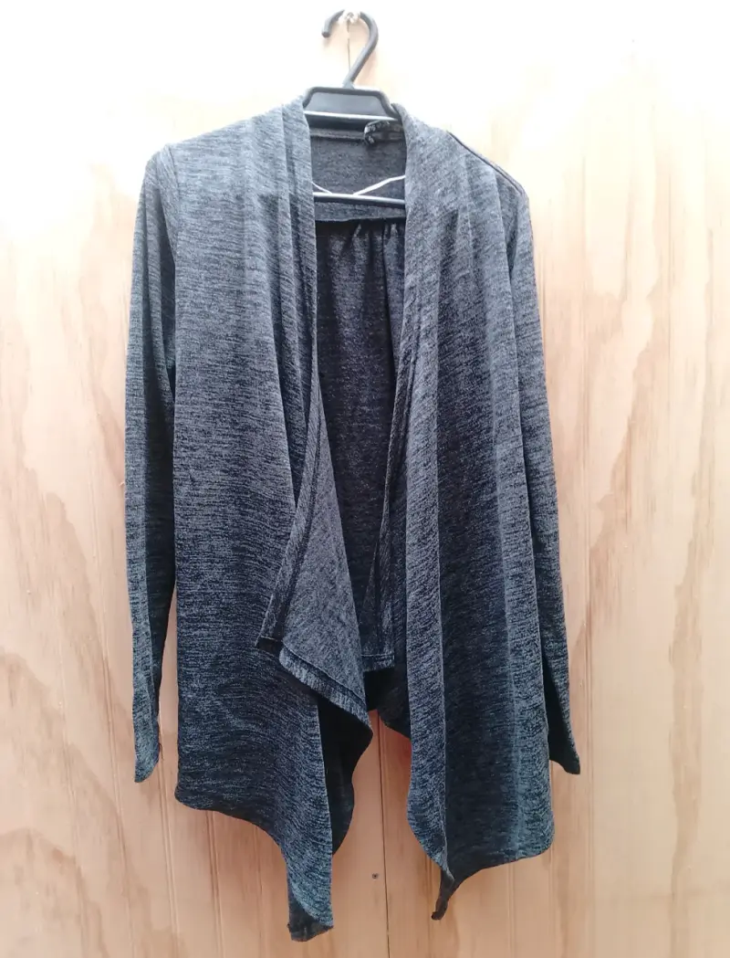 Cardigan azul con diseño floral - 4