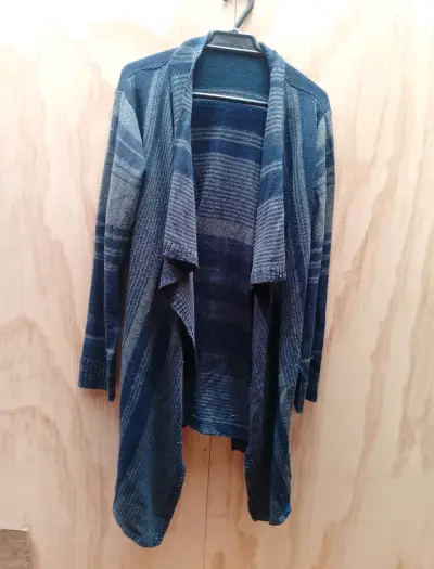 Cardigan azul con diseño floral - miniatura 5