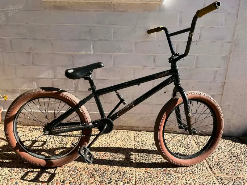 Bicicleta BMX negra usada - 3