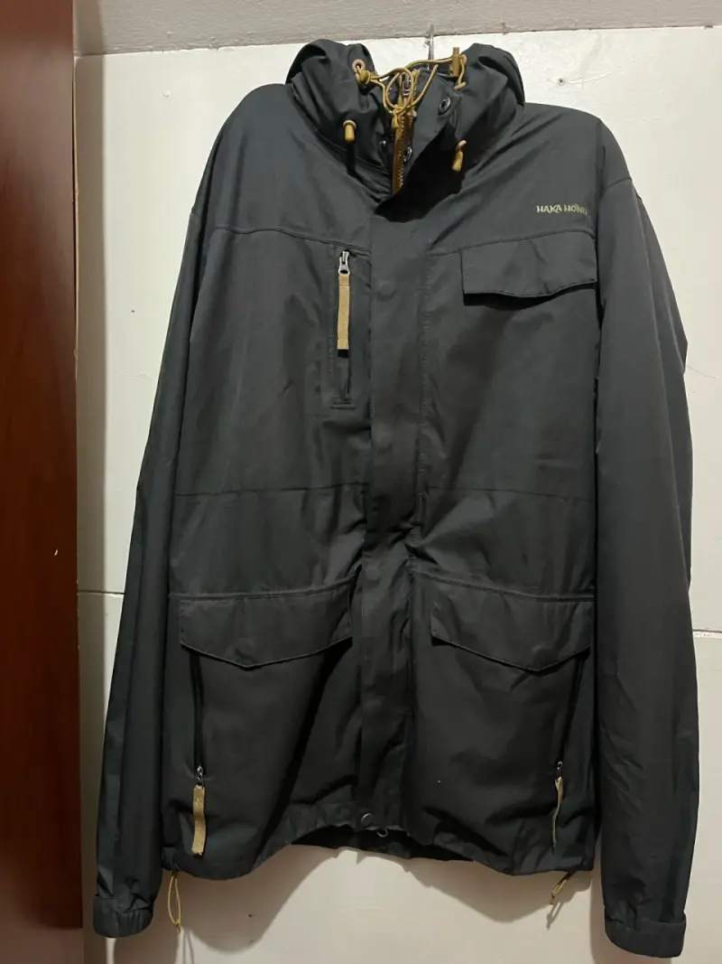 Chaqueta negra con capucha
