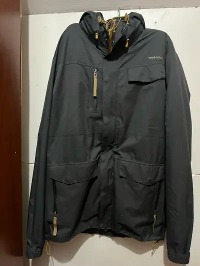 Chaqueta negra con capucha - miniatura 1