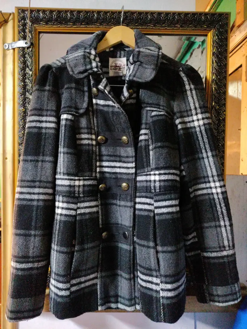 Abrigo cuadrillé negro y gris