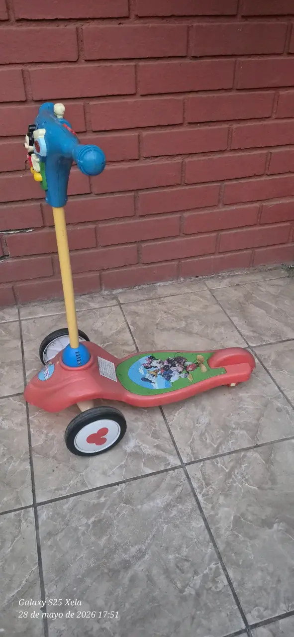 Monopatín infantil de Mickey Mouse