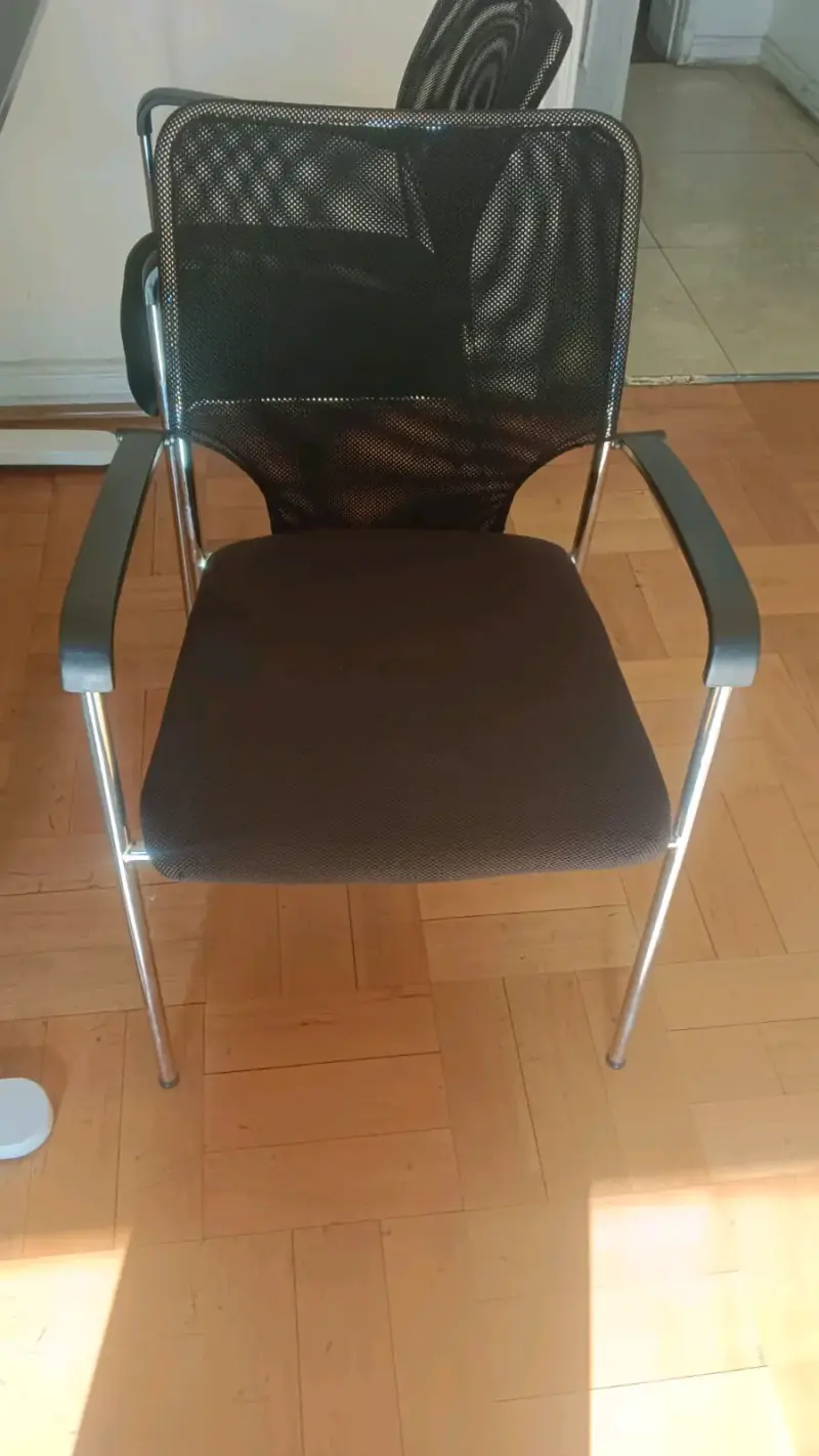 Silla con estructura metálica