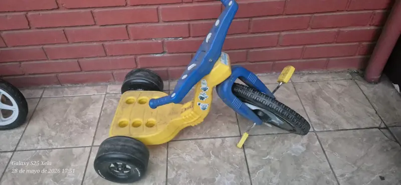 Triciclo infantil azul y amarillo