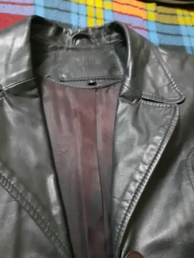 Chaqueta de cuero negra - miniatura 4