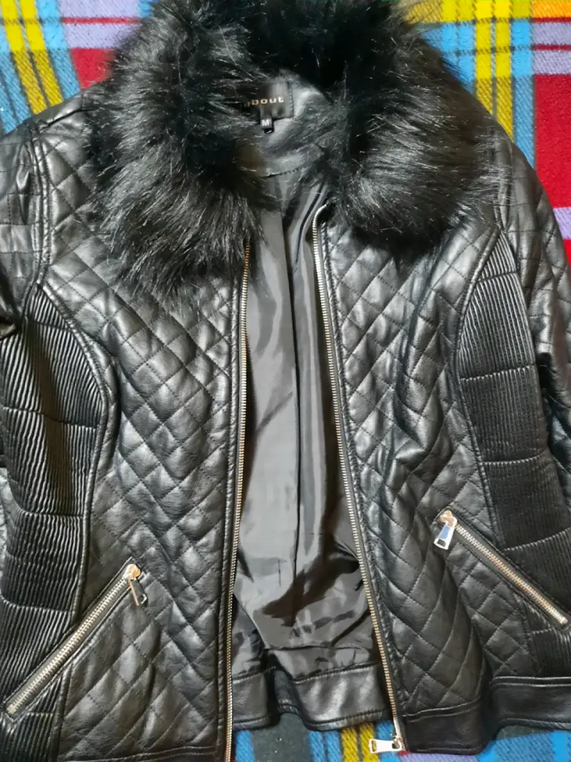 Chaqueta ecocuero negra con cuello de piel - 2