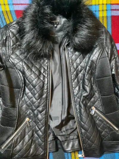 Chaqueta ecocuero negra con cuello de piel - miniatura 2