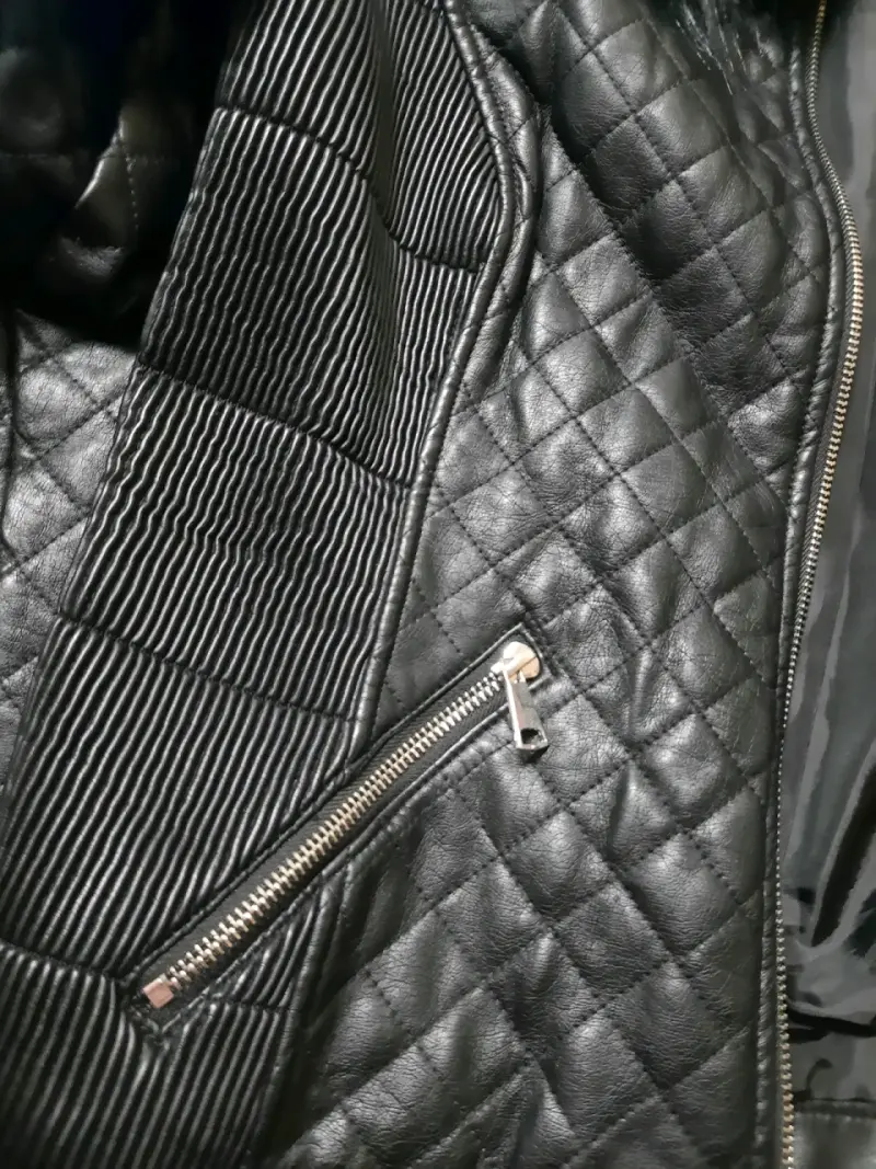 Chaqueta ecocuero negra con cuello de piel - 3