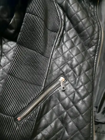 Chaqueta ecocuero negra con cuello de piel - miniatura 3