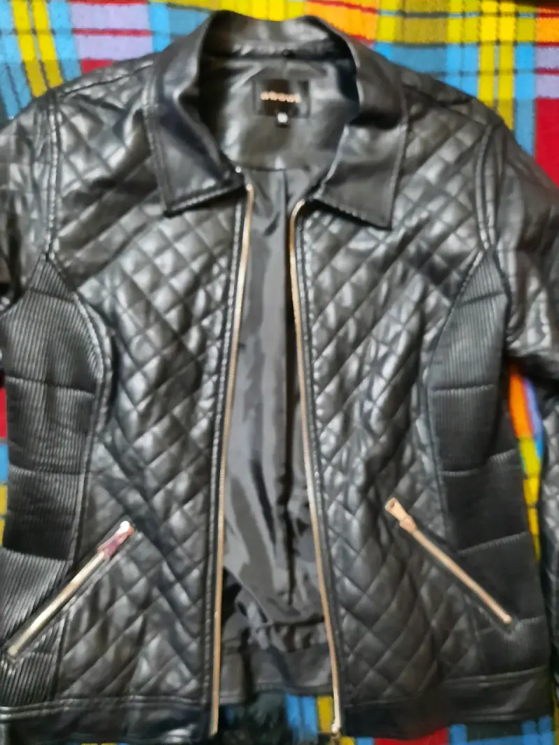 Chaqueta ecocuero negra con cuello de piel - 4