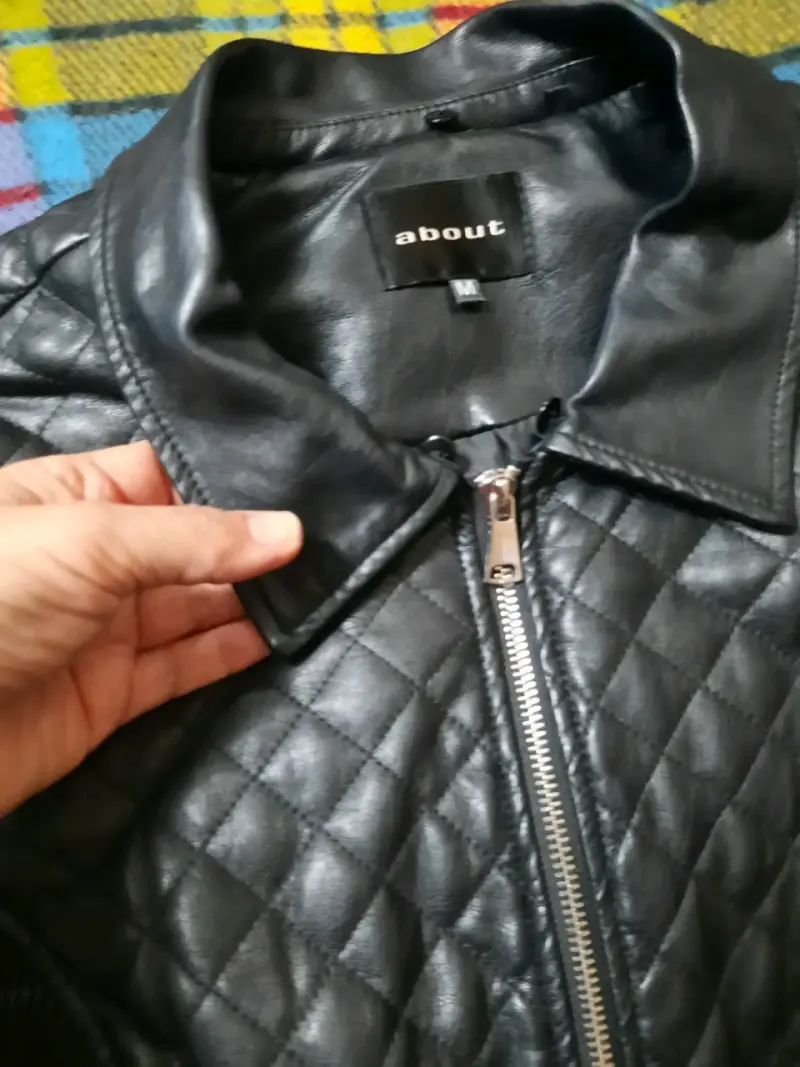 Chaqueta ecocuero negra con cuello de piel - 5