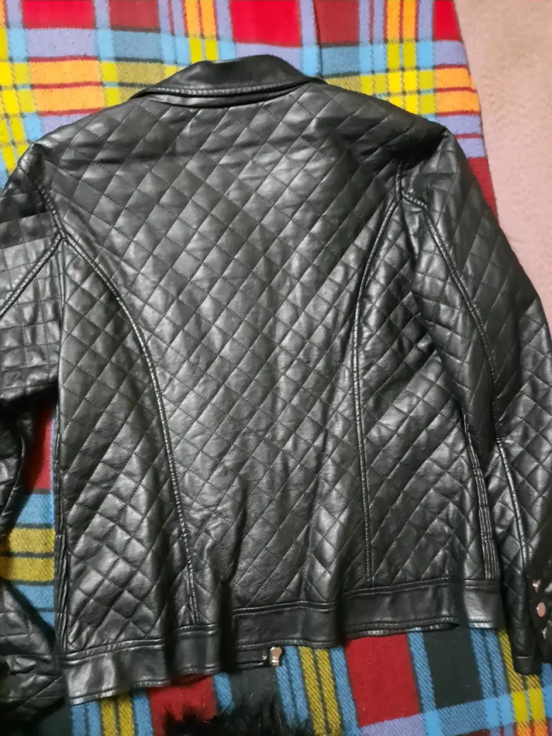 Chaqueta ecocuero negra con cuello de piel - 6