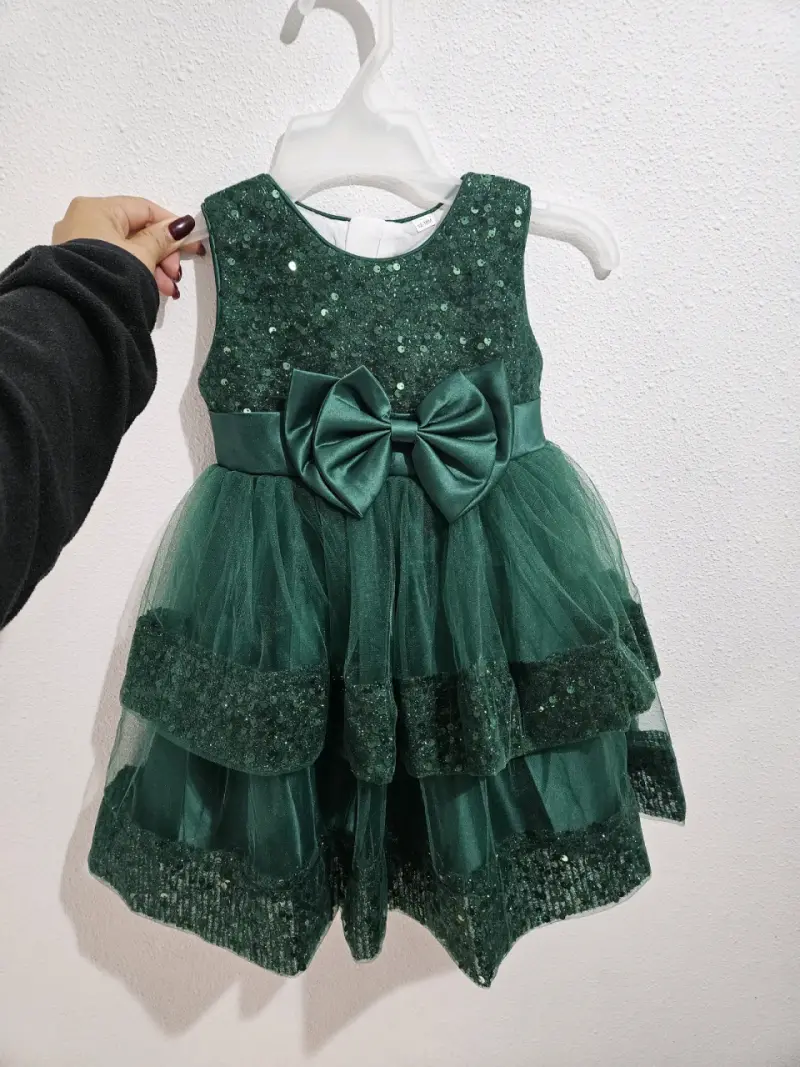 Vestido verde con lentejuelas para niña