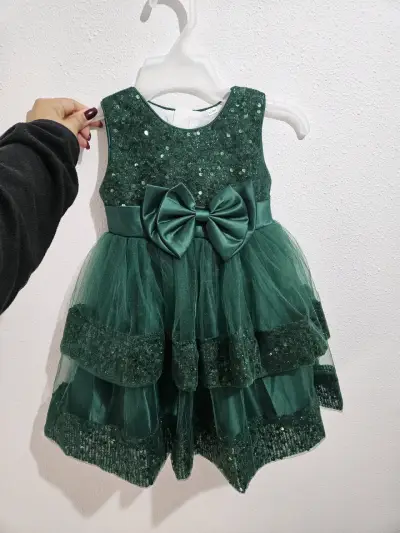 Vestido verde con lentejuelas para niña - miniatura 1