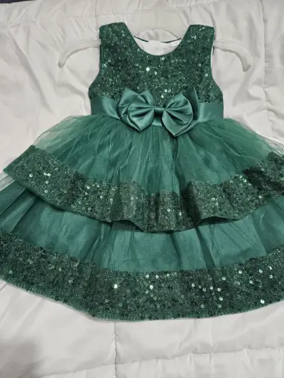 Vestido verde con lentejuelas para niña - miniatura 2