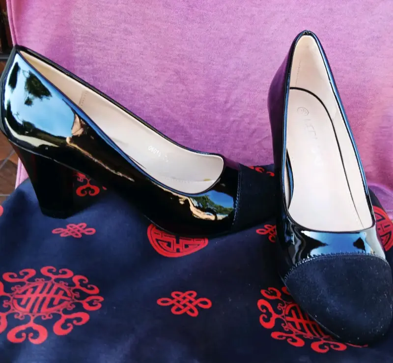 Zapatos de tacón negros brillantes