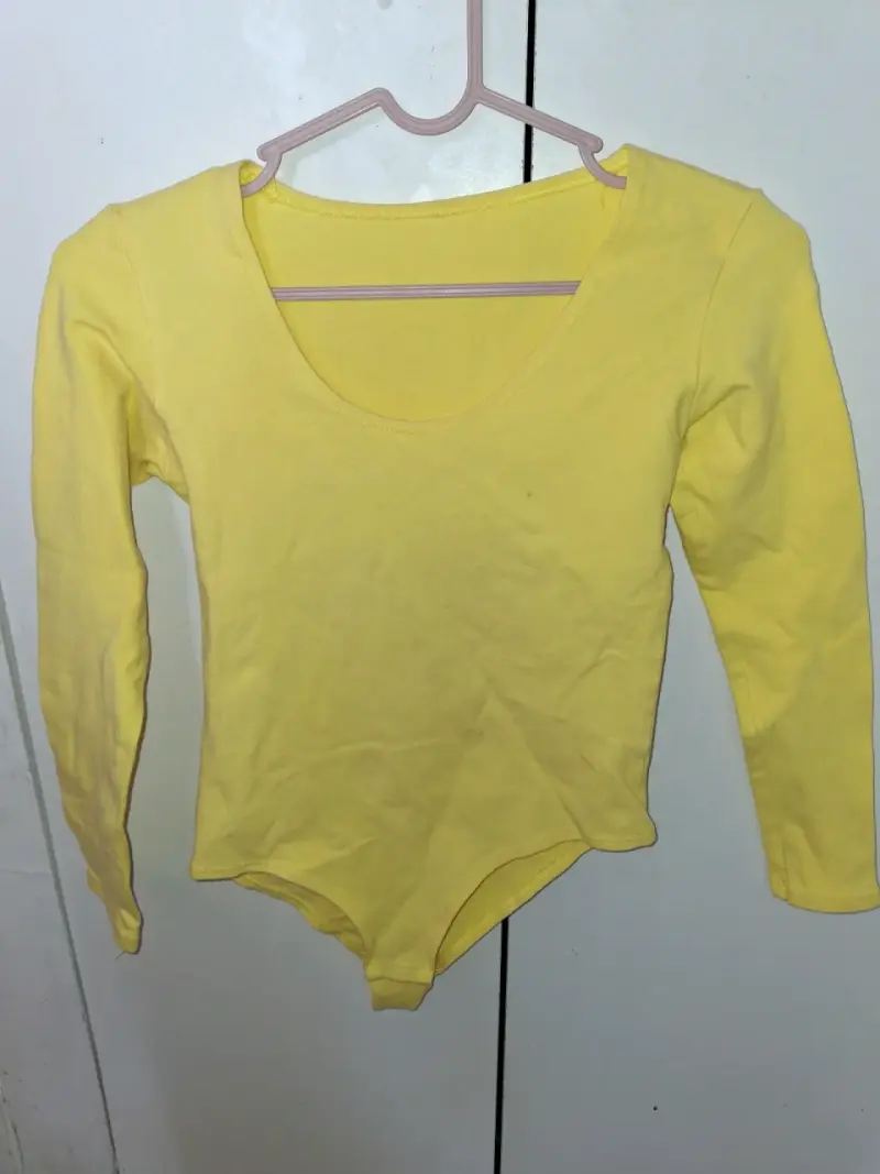 Body manga larga amarillo
