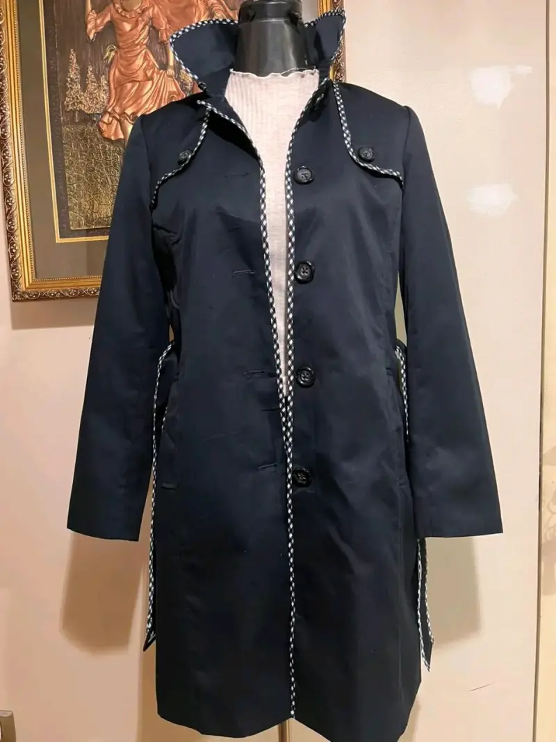 Abrigo gabardina azul con borde decorativo - 1