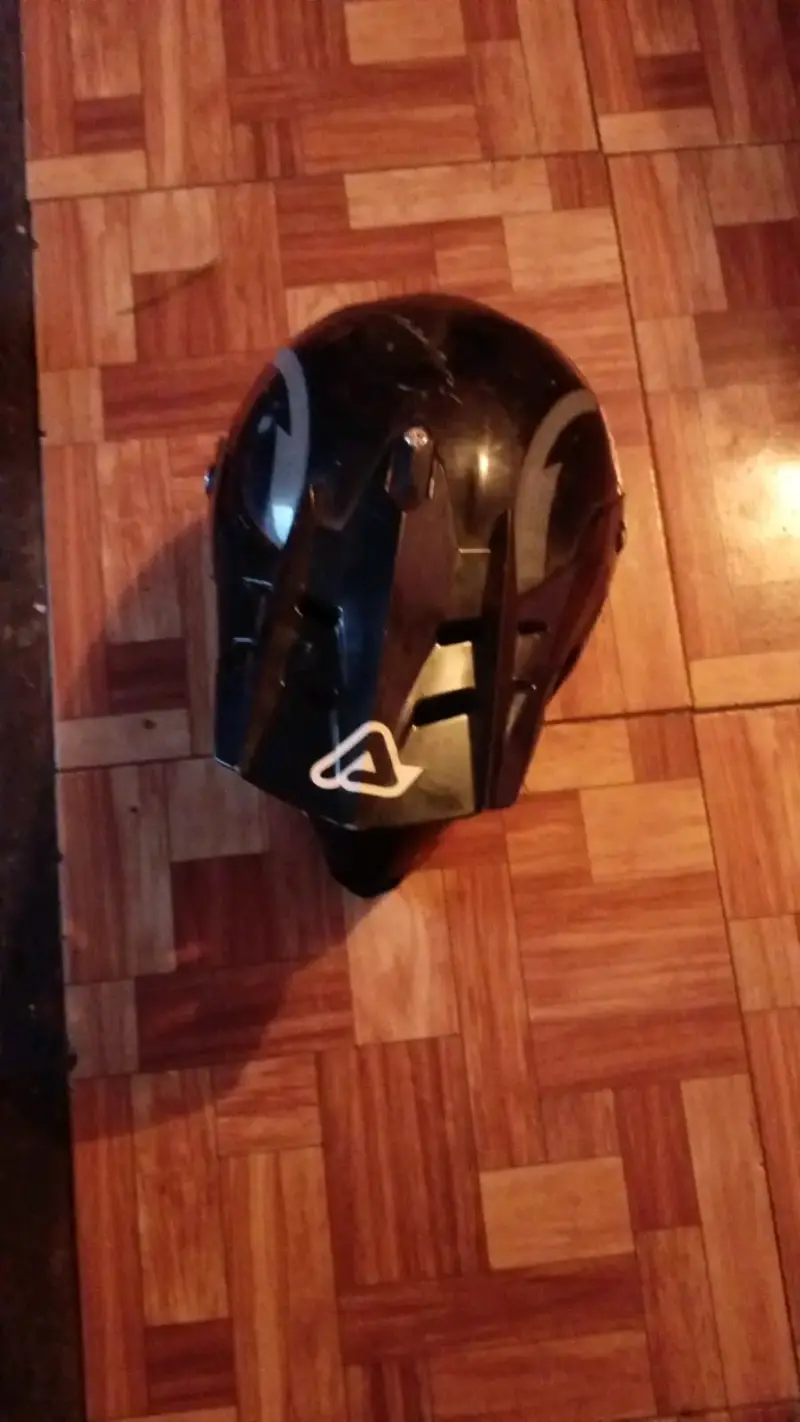 Se vende casco de moto y cubre torso - 1