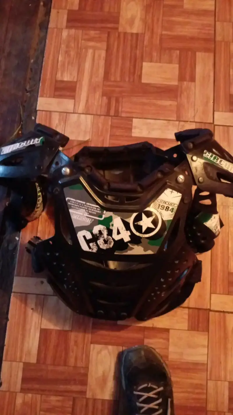 Se vende casco de moto y cubre torso - 2