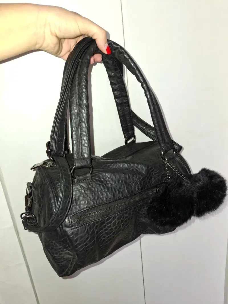 Bolso negro con detalles peludos