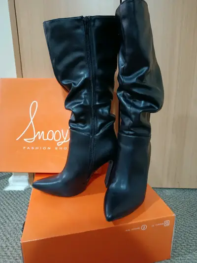 Botas negras con taco alto - miniatura 1
