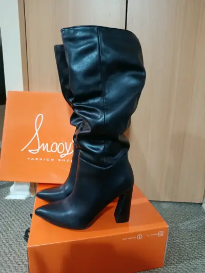 Botas negras con taco alto - miniatura 2